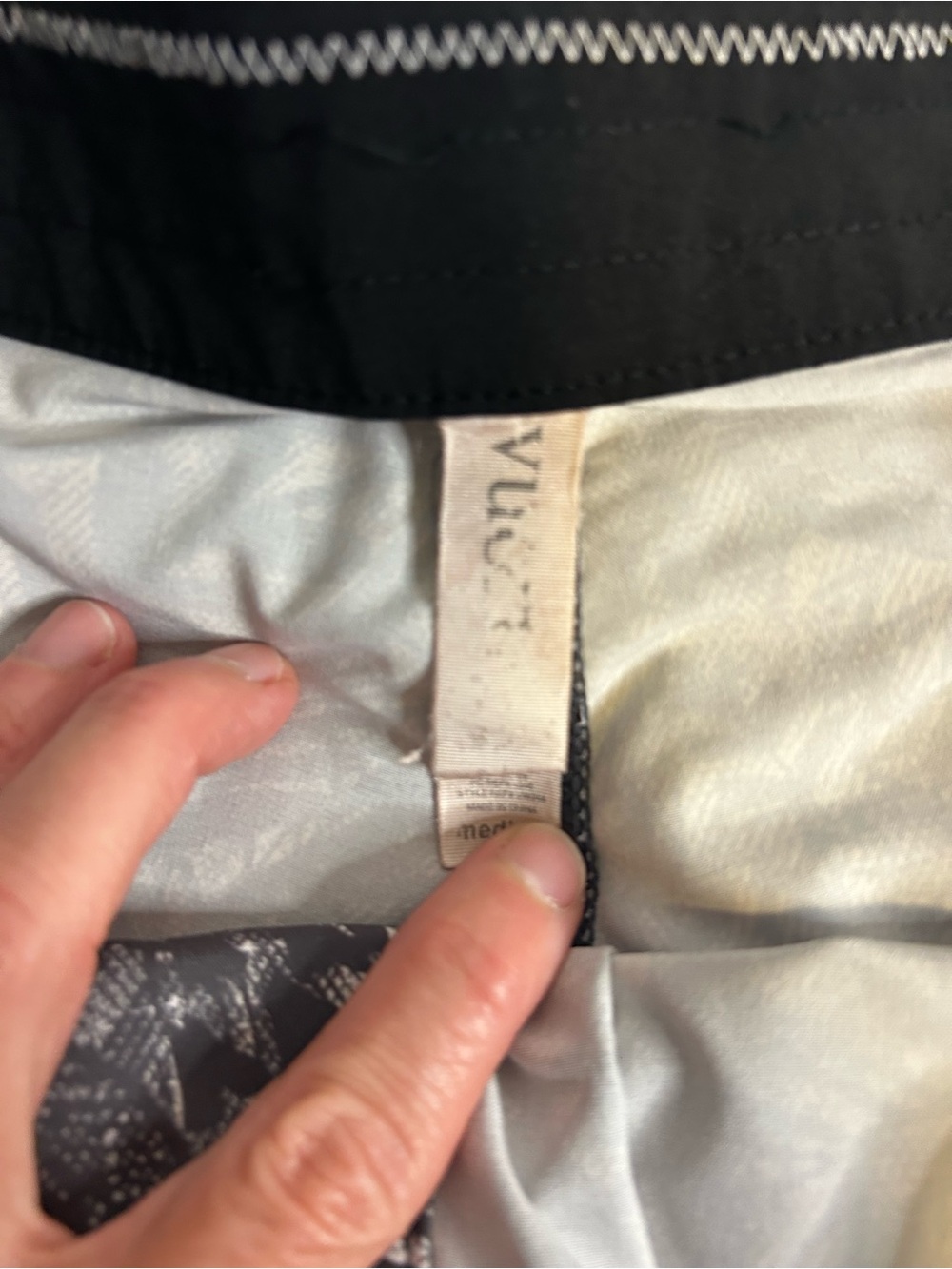Vuori Women’s Medium Black Gray Tropical Leaf Print Athletic Shorts - Picture 7 of 15